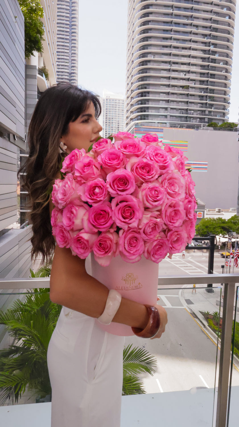 Pure Essence – 35 Luxury Roses FlowerBox