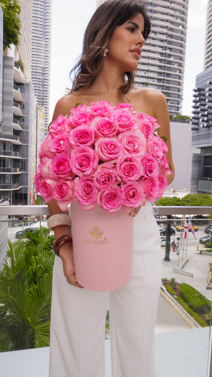 Pure Essence – 35 Luxury Roses FlowerBox