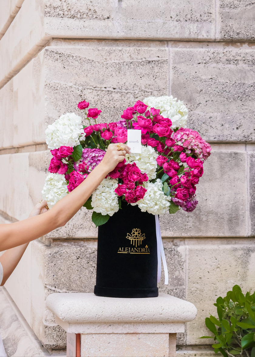 Royale FlowerBox – Luxury Hydrangea & Spray Roses