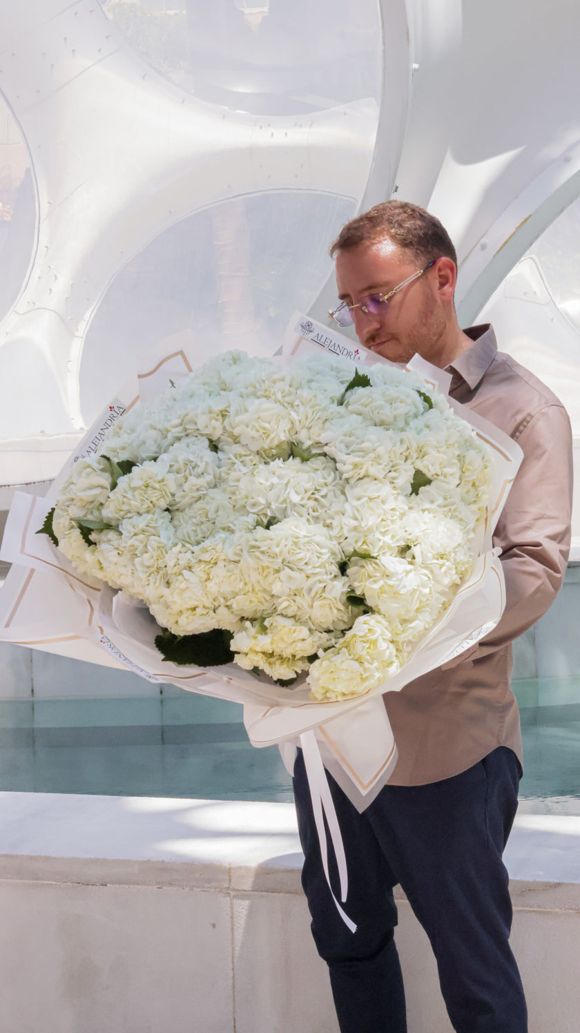 Ivory Hydrangea Grande – Luxury White Bouquet
