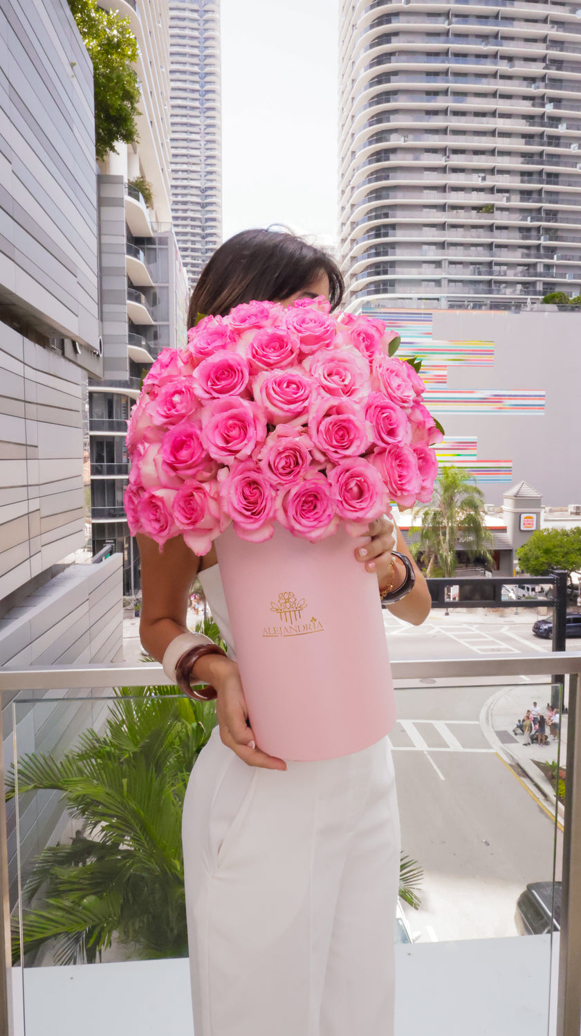 Pure Essence – 35 Luxury Roses FlowerBox